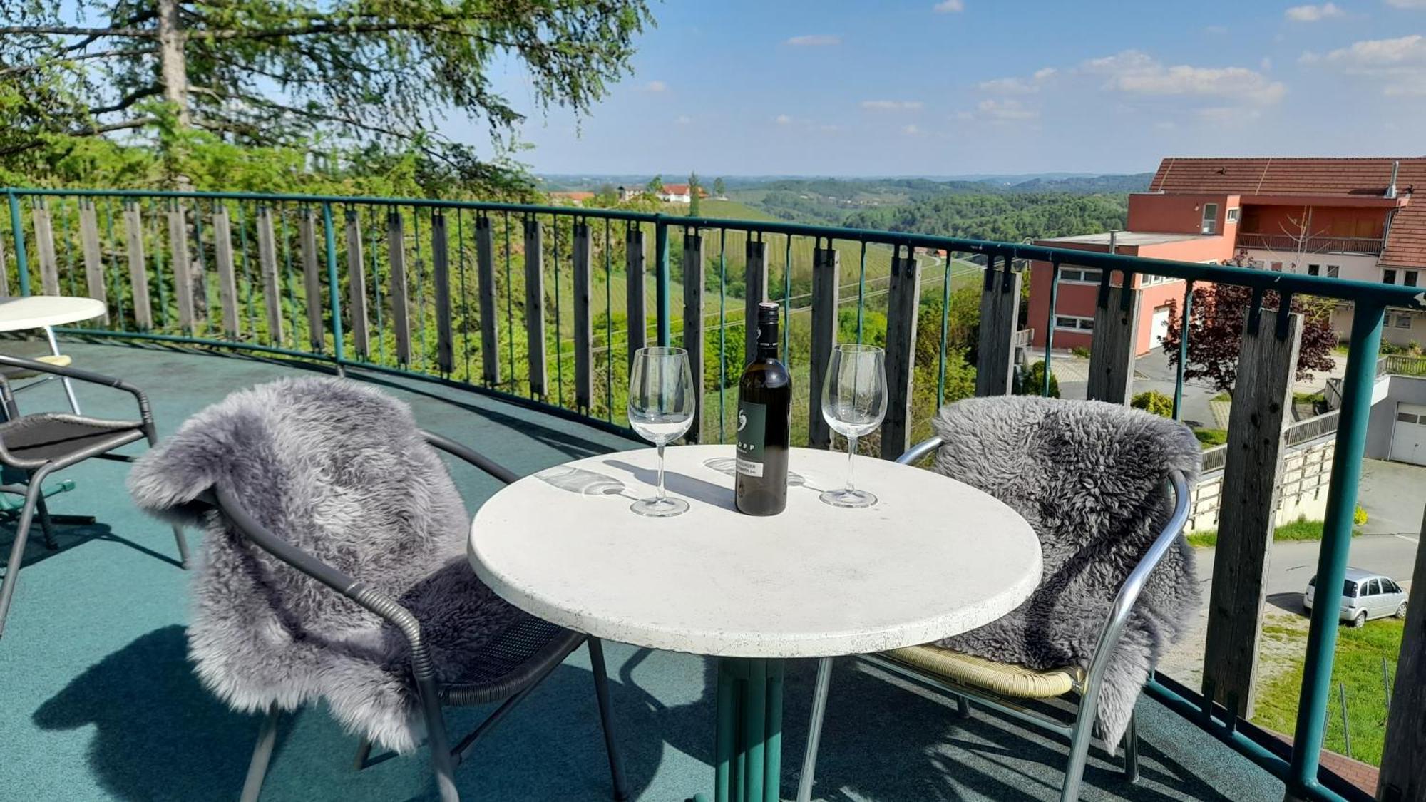 Glanz Und Gloria Weingartenapartment An Der Kellerstrasse, Viele Buschenschaenke, Sehr Ruhige Lage, Herrliche Aussicht! 루트스카치 외부 사진